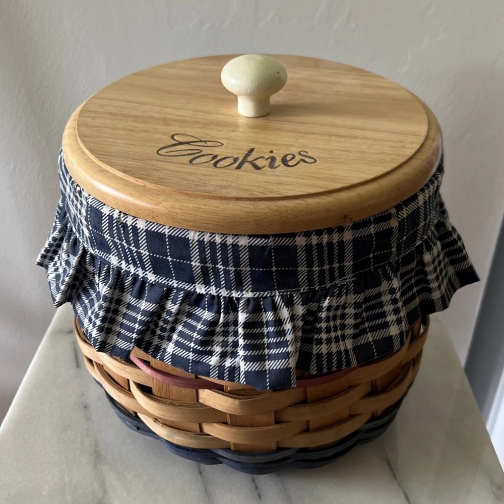 Cookie Storage Basket with Wooden Lid and Plaid Liner